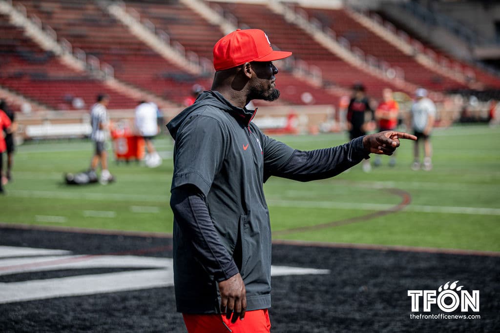 Bearcats CB Coach Eddie Hicks to become Arkansas' CB Coach